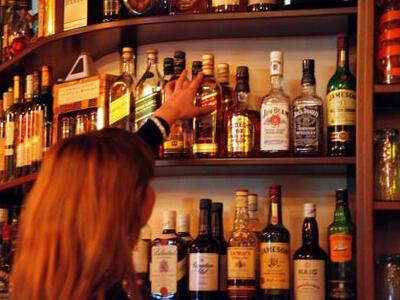 Νέα έρευνα αμφισβητεί τα οφέλη του αλκοό...