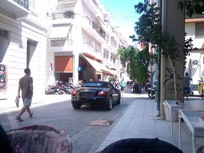 Πάτρα: Μπήκε με το αυτοκίνητο στον πεζόδ...