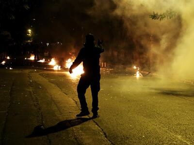 Νέες επιθέσεις με μολότοφ σε διμοιρίες τ...