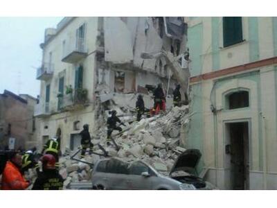 Κατέρρευσε τριώροφη πολυκατοικία στην Ιτ...