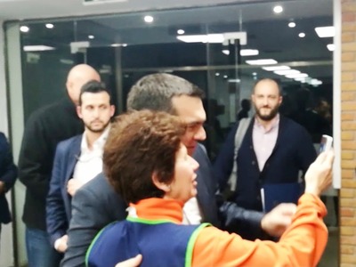 Η selfie του Τσίπρα με καθαρίστρια του O...