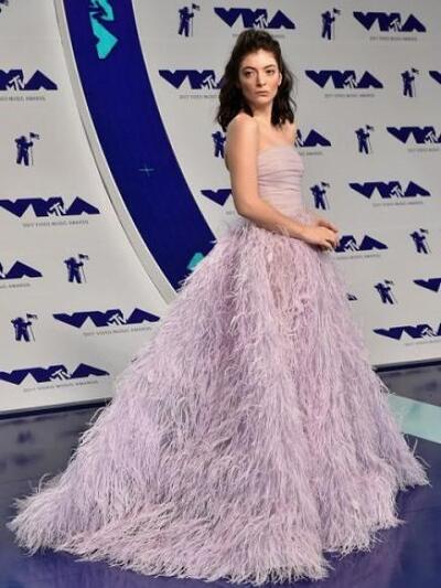 Λορντ με Monique Lhuillier