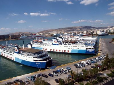 Συνεχίζουν την απεργία στο λιμάνι του Πειραιά