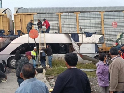 Τραγωδία στο Μεξικό: Τρένο συγκρούστηκε ...