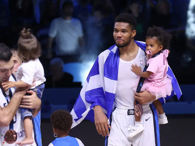 Ο Γιάννης Αντετοκούνμπο με τη μητέρα του...