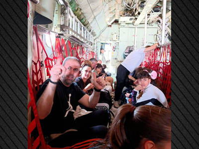 Έφτασε στην Ελευσίνα το C-130 με 91 Ελλη...