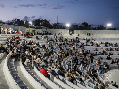 Τα ανοιχτά θέατρα υποδέχονται ξανά το κο...