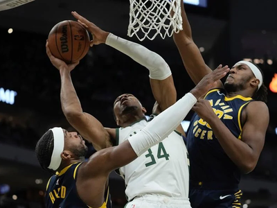 Σαρωτικός Αντετοκούνμπο με 64 πόντους σε...