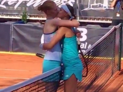 Νίκησε τη σύντροφό της και μετά τη φίλησ...