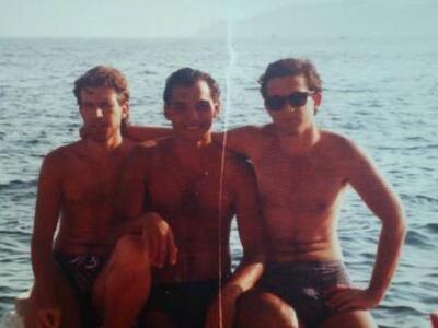 Πάτρα: Ποιός είναι ο καλλονός νεαρός στα δεξιά; 