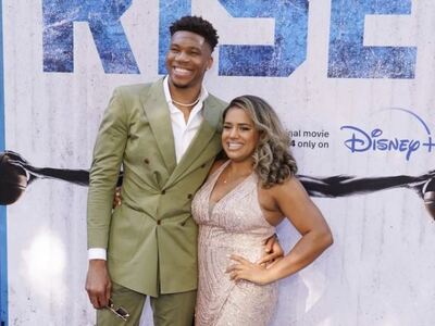 Αντετοκούνμπο: Μόνιμα στην Αθήνα η οικογ...