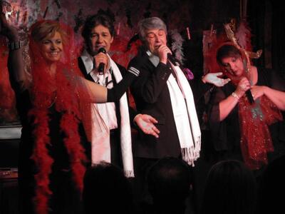 Αριστερά, παίζοντας στο «Ελλάς Ελλήνων Τ...