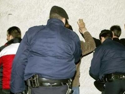 Αστυνομικοί έκλεβαν πλανόδιες μικροπωλήτ...