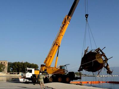 Η ανέλκυση του ιστιοφόρου από το βυθό το...