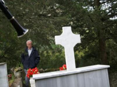 Toν έθαψαν, σύμφωνα με την επιθυμία του,...