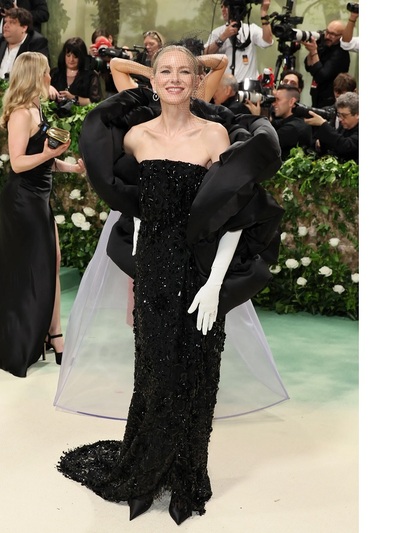 Ναόμι Γουότς με Balenciaga