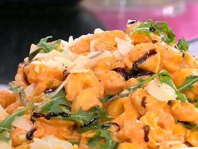 Τορτελίνι με τυριά και σάλτσα από πιπεριά Φλωρίνης