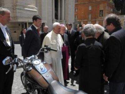Ο Πάπας Φραγκίσκος βγάζει τη Harley του ...