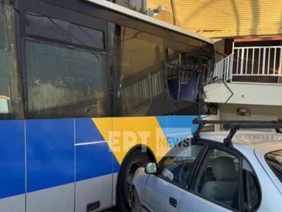 Παπάγου: Η στιγμή που λεωφορείο «καρφώθη...