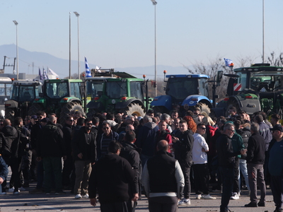 Αγρότες: Κομμένη στα δύο η Ελλάδα – Έκλε...