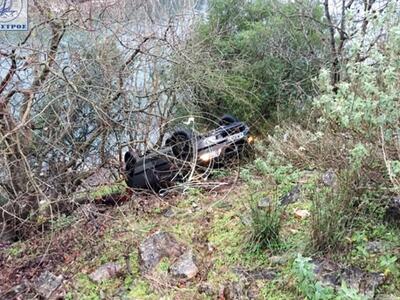 Αυτοκίνητο έπεσε στο γκρεμό στην Αμφιλοχία- ΦΩΤΟ