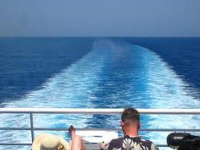 Πλοίο που ταξιδεύει από την Κρήτη στον Π...