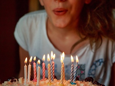 Γιατί στα γενέθλια σβήνουμε κεράκια στην τούρτα; 