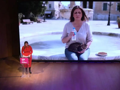 Η Ζωή Κωνσταντοπούλου αγκαλιά με μια γάτα