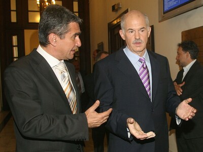 Επικοινωνιακά παιχνίδια και ύποπτες μετα...