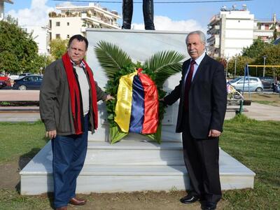 Μια φωτό με τον Κώστα Μπουρδούλη και τον...