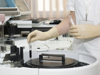 ΠΟΥ: Αύξηση ρεκόρ των ημερήσιων κρουσμάτ...