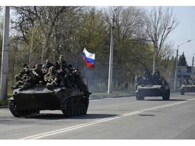 Τεθωρακισμένα με ρωσική σημαία εθεάθησαν...