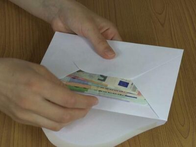 Συνταξιούχος βρήκε και παρέδωσε φάκελο με χρήματα