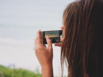 Kατηγορείται ότι έσπρωξε από γκρεμό την ...