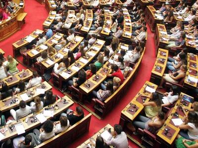 Αντιπαράθεση στη Βουλή με φόντο το γιαούρτι