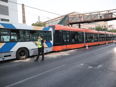 Πειραιάς: Λεωφορείο συγκρούστηκε με τραμ...