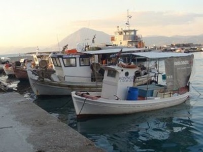 Στις φλόγες τυλίχθηκε μηχανότρατα στην Ι...