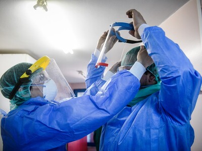 Κορωνοϊός: Live η ενημέρωση από το Υπουρ...