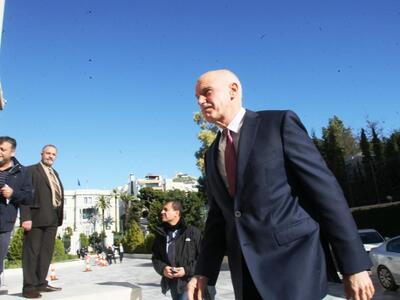 Στο ΠΑΣΟΚ καλούν τον Γιώργο να μην προχω...