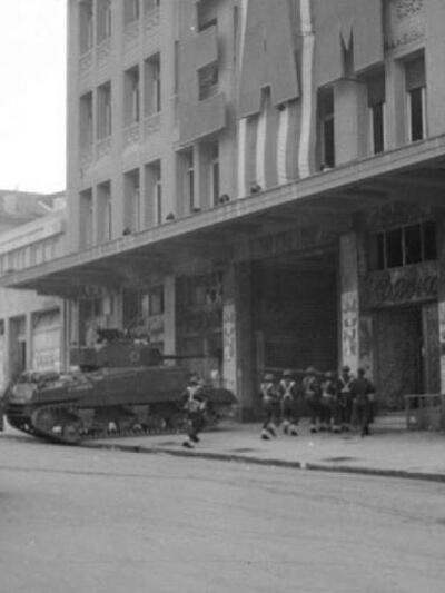 Βρετανικά άρματα και πεζικό εισβάλουν στ...