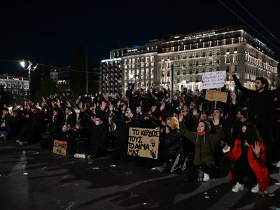 Σύνταγμα: Χιλιάδες κόσμου έξω από τη Βου...