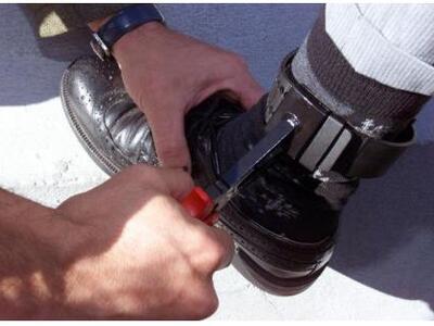 «Αγοράζουν» ελευθερία με... «βραχιολάκι»