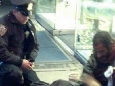 Ξυπόλυτος και πάλι ο άστεγος της Νέας Υόρκης