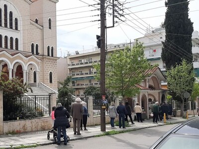 Πιστοί έξω από εκκλησίες της Θεσσαλονίκης! ΒΙΝΤΕΟ 