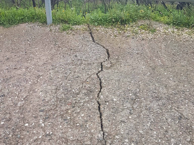 Πάτρα: Ρηγμάτωση στον δρόμο προς Βελβίτσ...