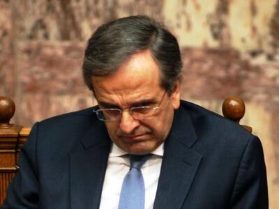 Νέα απρέπεια Σαμαρά - Δεν σηκώθηκε να χα...