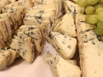 Ροκφόρ vs. άλλα μπλε τυριά: Τι το κάνει μοναδικό;