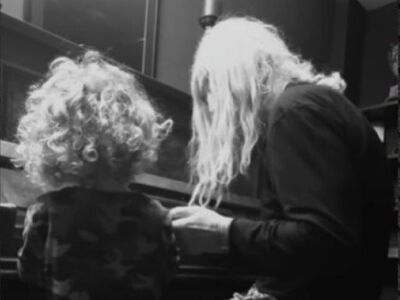 Ο Νίκος Καρβέλας έπαιξε πιάνο και τραγού...