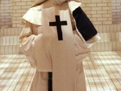 ΑΠΙΣΤΕΥΤΟ: Καλόγρια κάρφωσε το χέρι μαθη...