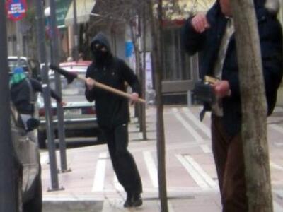 Αγρίνιο: Ομάδα νεαρών επιτέθηκε σε αστυν...